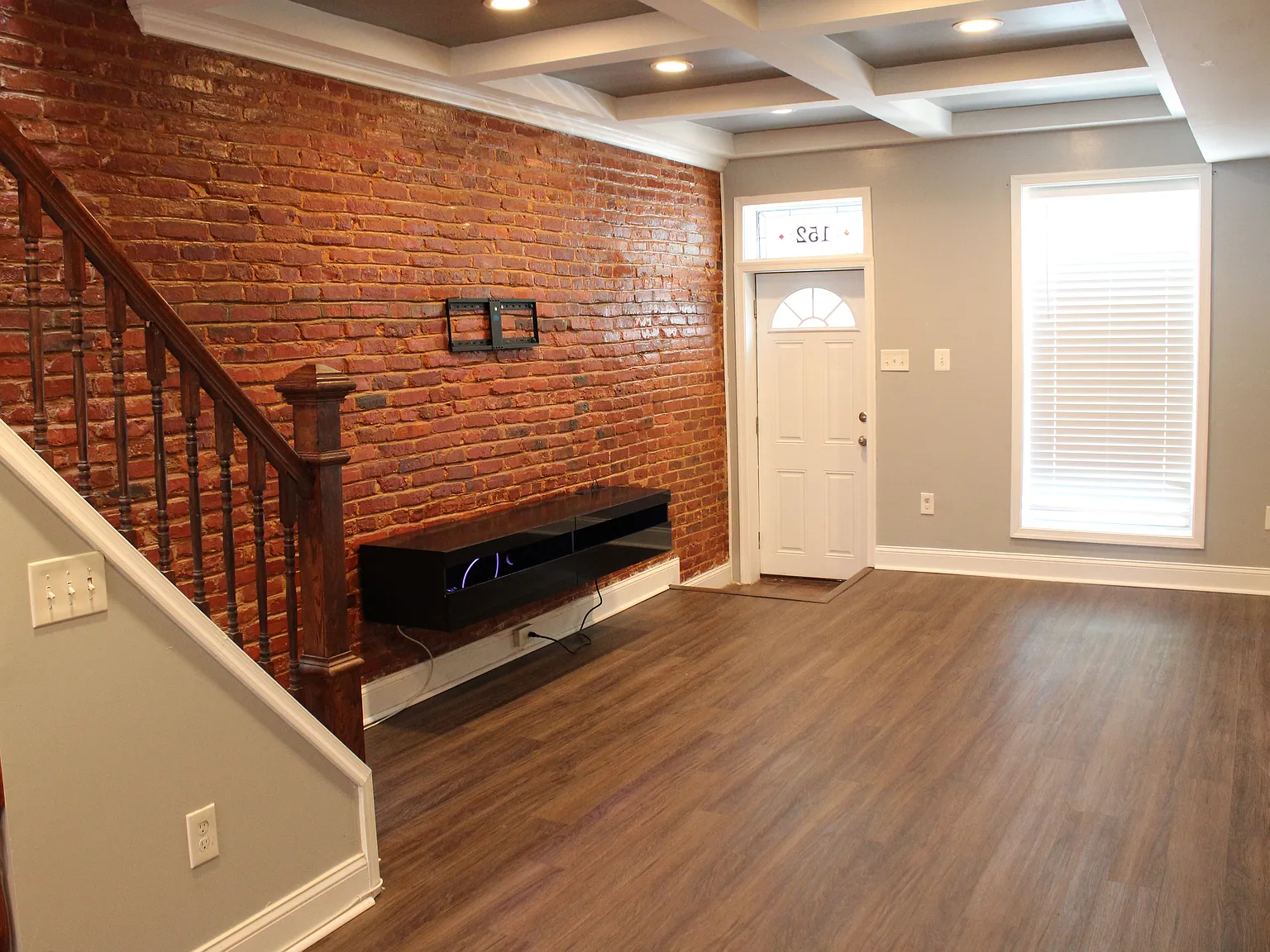 152 N Ellwood Ave — Photo 2