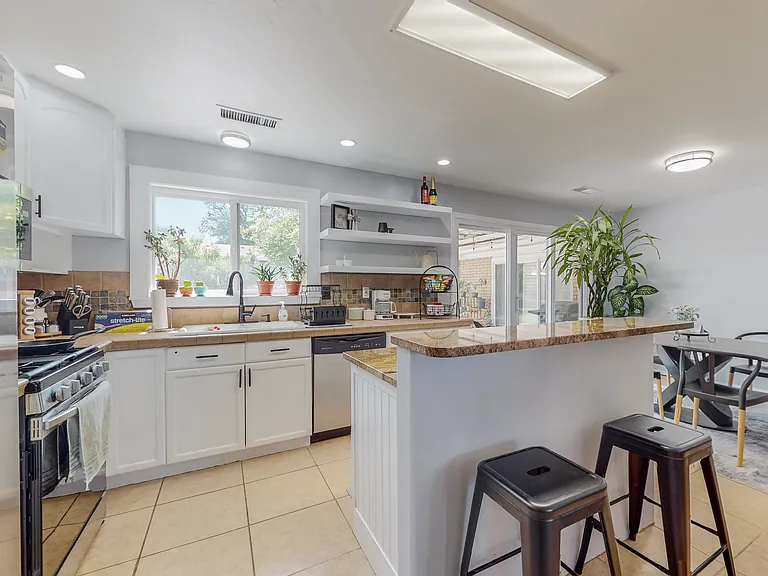 2810 Carolina St NE — Photo 22