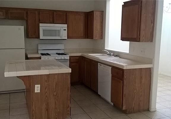 4th image of 1109 Storke Ln