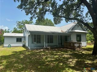 402 Young St, Edna, TX 77957