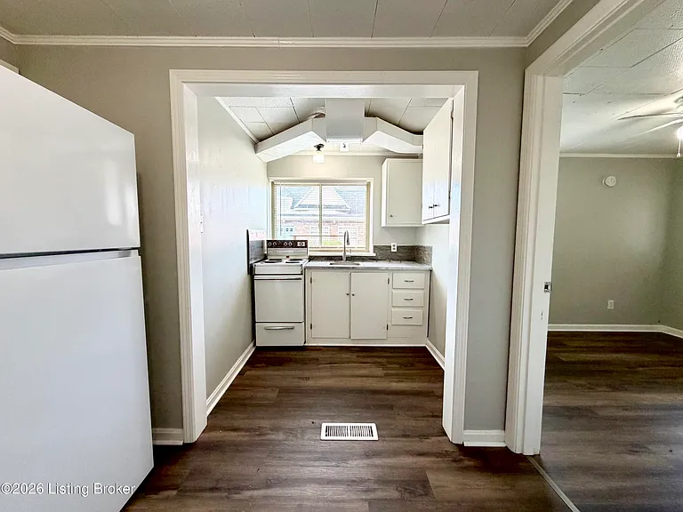 206 N Oak St #6 — Photo 5