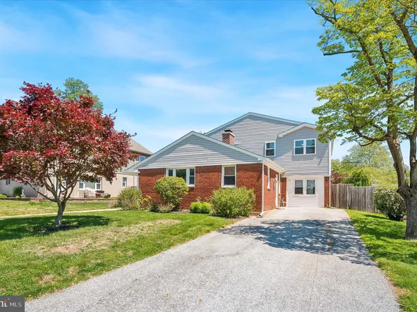 2211 Dickens Ln, Broomall, PA 19008