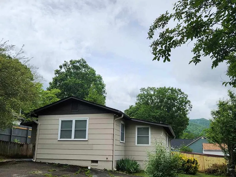 102 Beech St — Photo 1