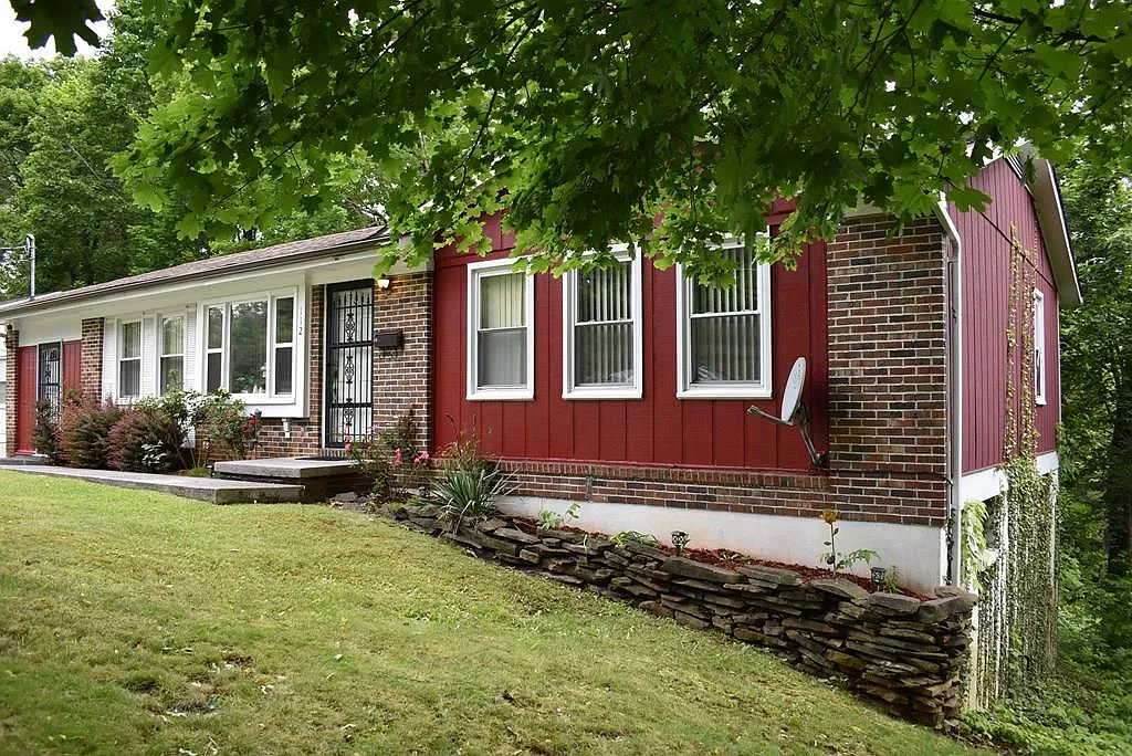 112 Spring Grv photo 1