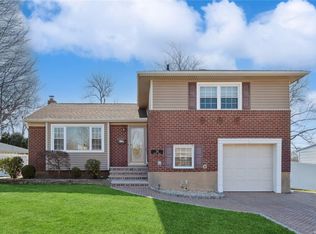 14 Sylvia Rd, Plainview, NY 11803