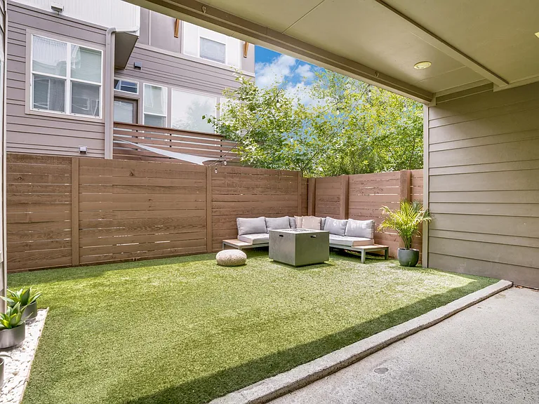 2452 Thatcher Dr — Photo 27