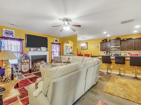 3rd image of 942 Amelia Dr