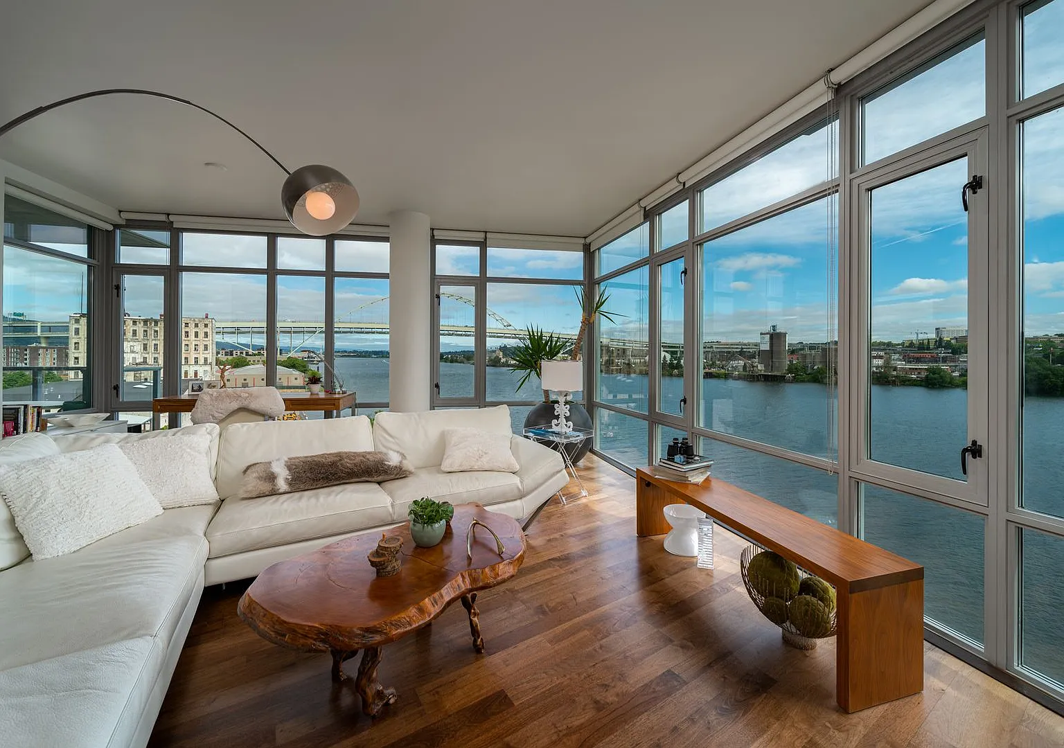 Fully Furnished Waterfront Pearl Condo W/Most Utilities/2 Parking Spaces/Most Utilities — Photo 4