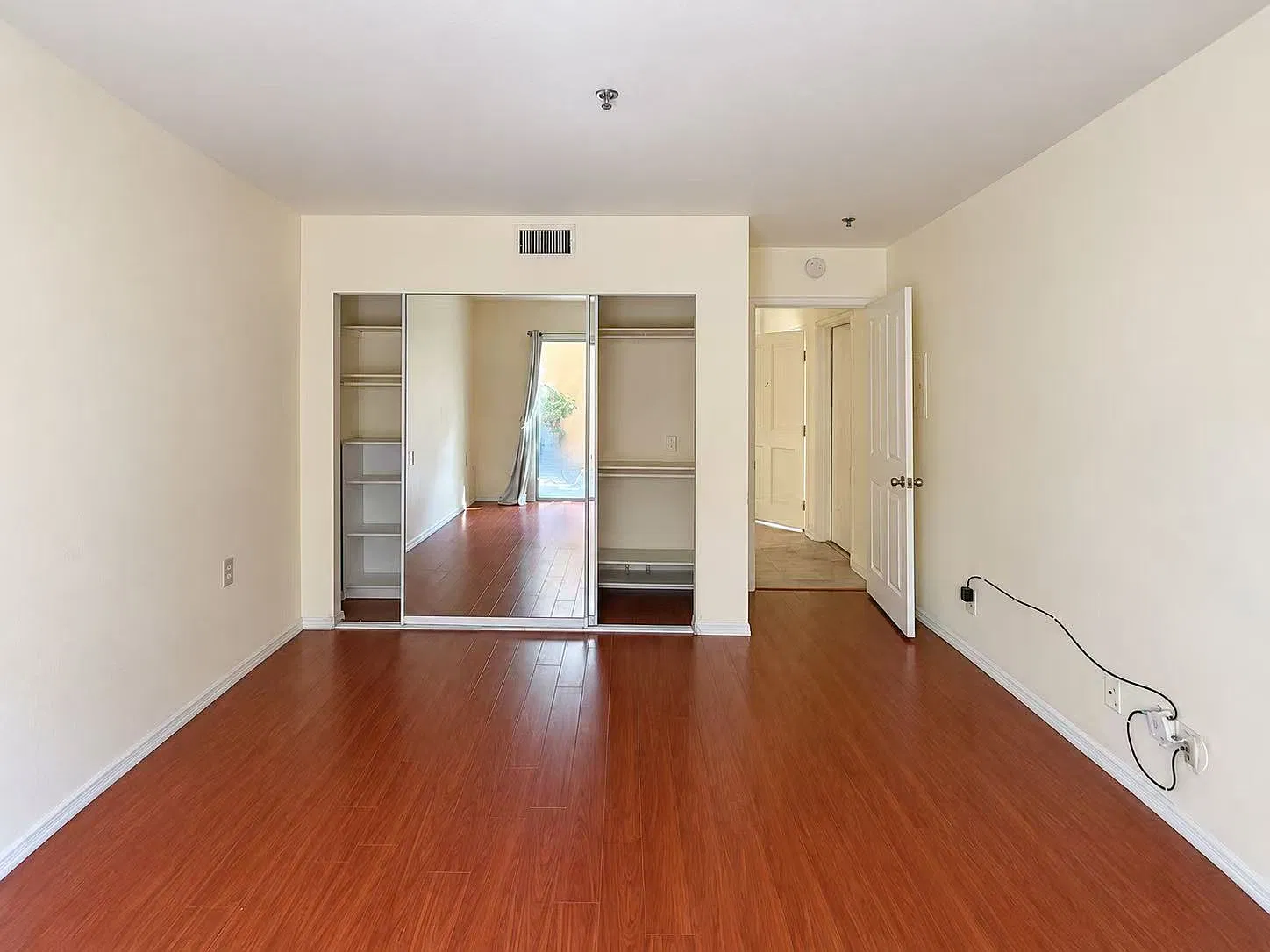 3 bed, 3.5 bath, 1969 sqft, $3,800 — Photo 3
