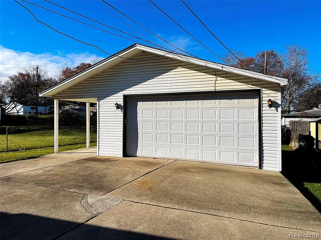 3 bed, 2.5 bath, 2039 sqft, $1,595 — Photo 2
