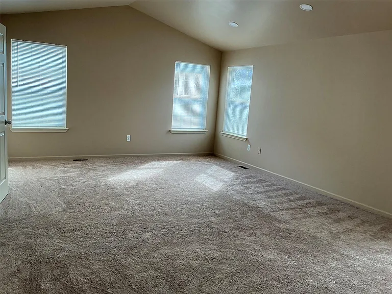 48161 Nottinghill Ln — Photo 34
