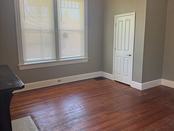 3rd image of 2047 Lawrence Ave APT 1