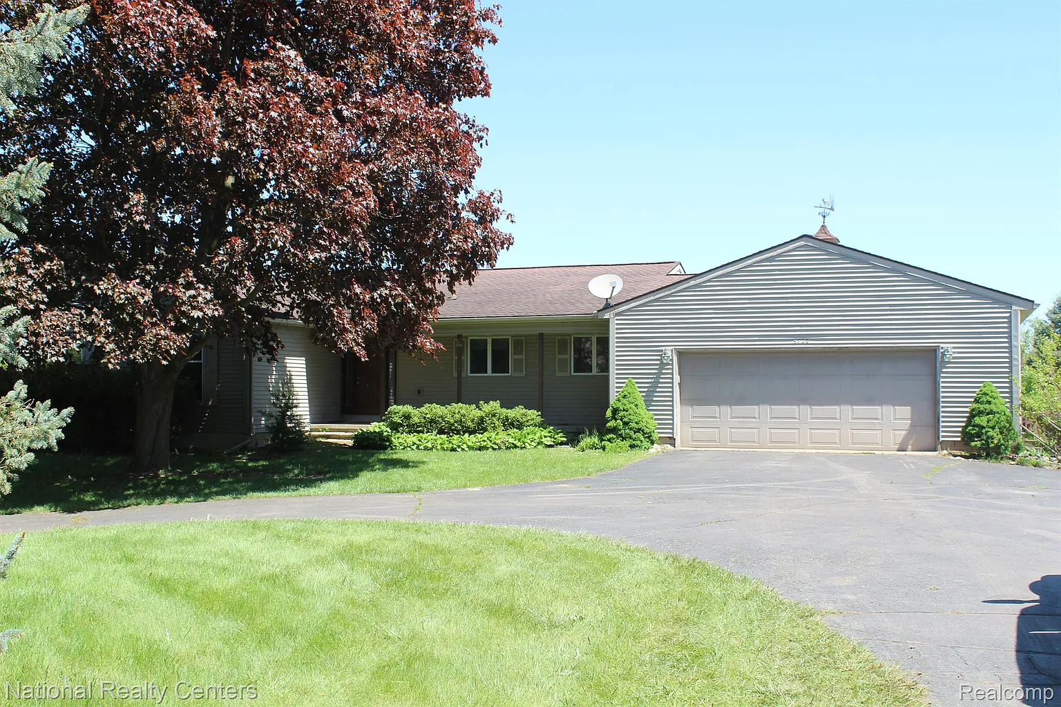 9720 Queens Dr photo 1