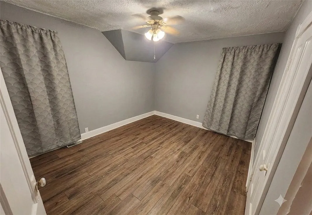 2 bed, 1000 sqft, $1,900 — Photo 3
