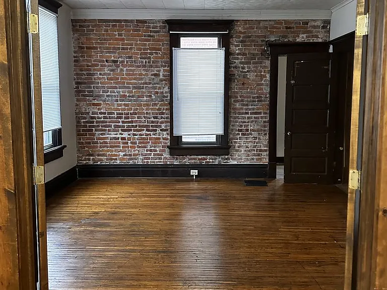 1638 Summit St — Photo 1