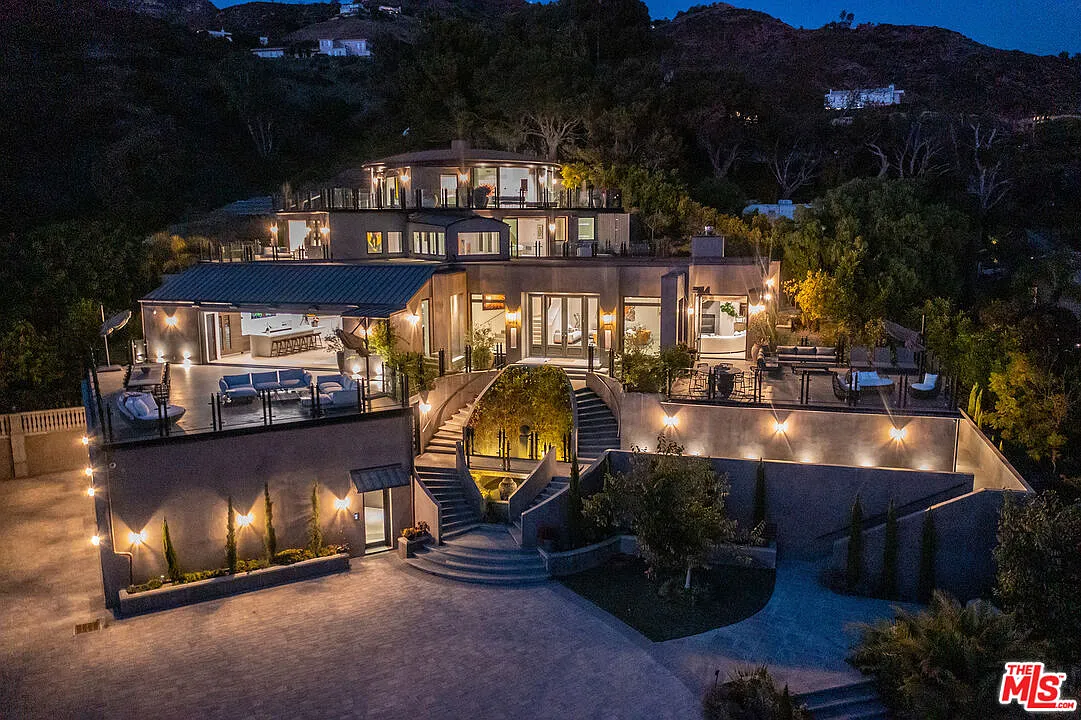 7 bed, 13.0 bath, 12000 sqft, $80,000 — Photo 1