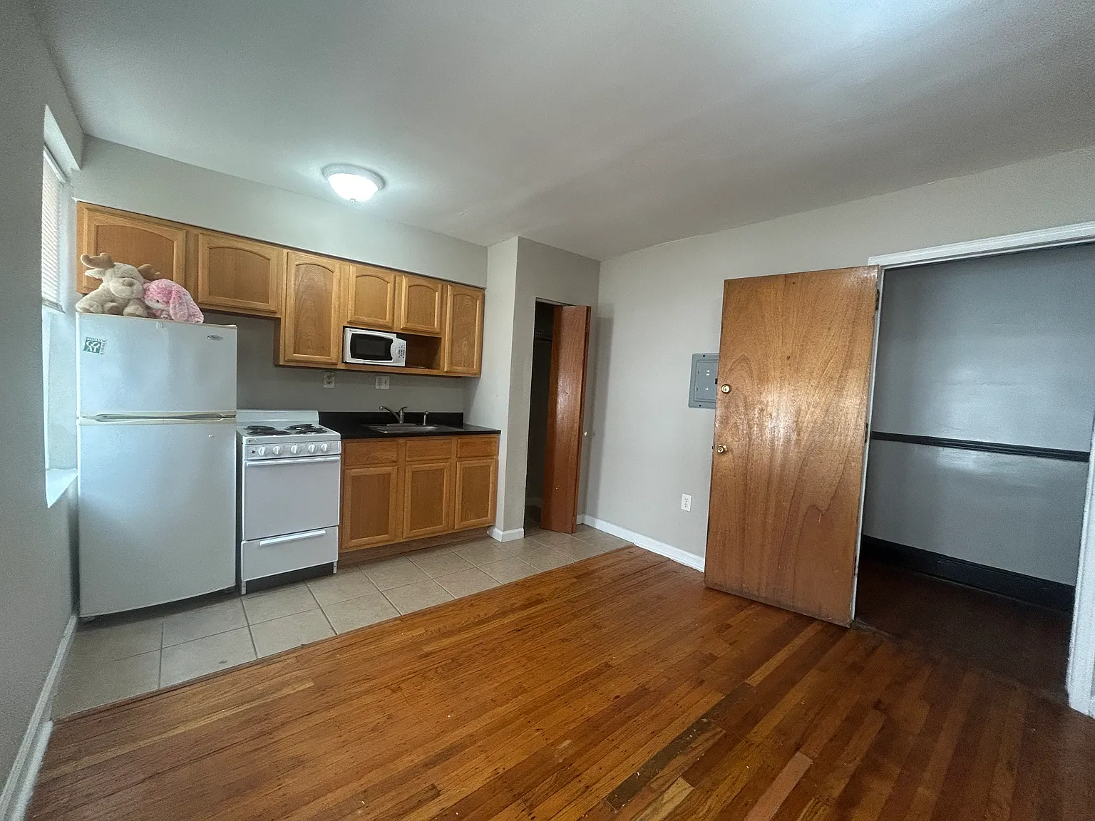 Studio, $990 — Photo 2
