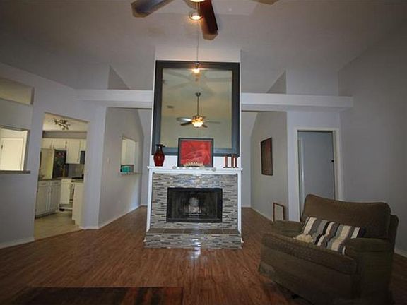 4th image of 1813 Parkwood Dr