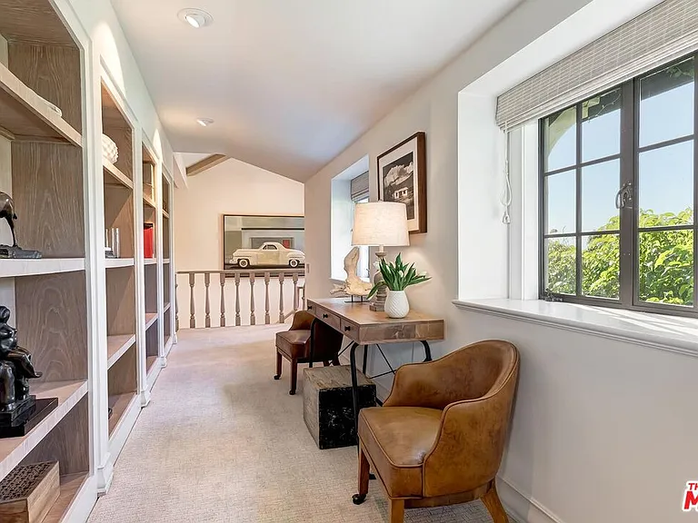 1075 Wallace Rdg — Photo 16