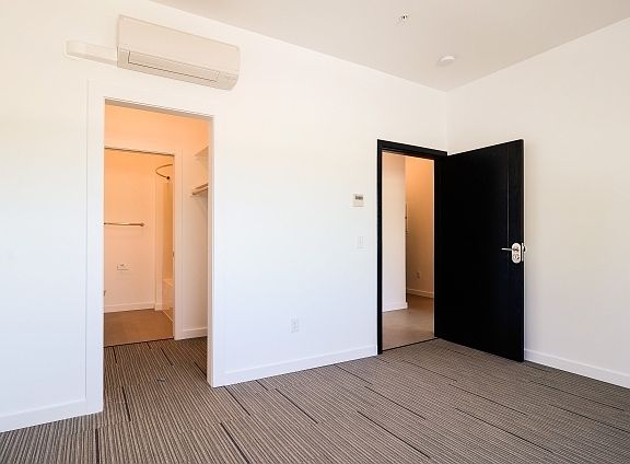 4th image of 877 E Park St #404
