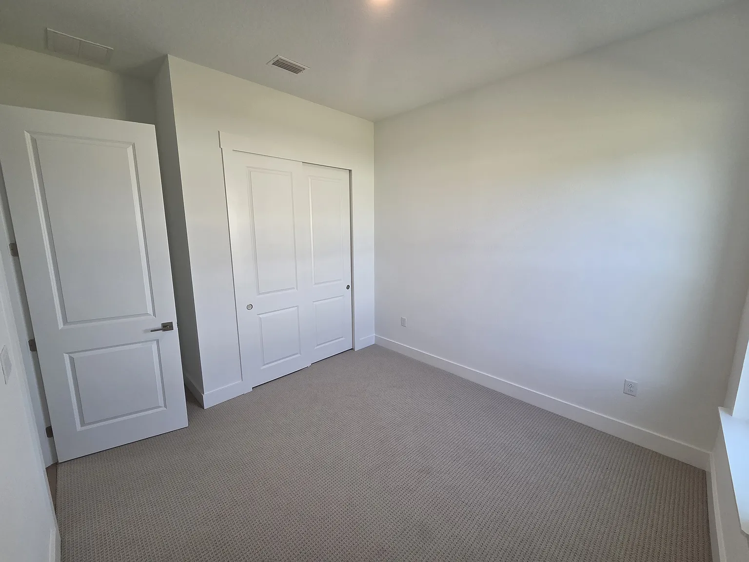3 bed, 2228 sqft, $900 — Photo 1