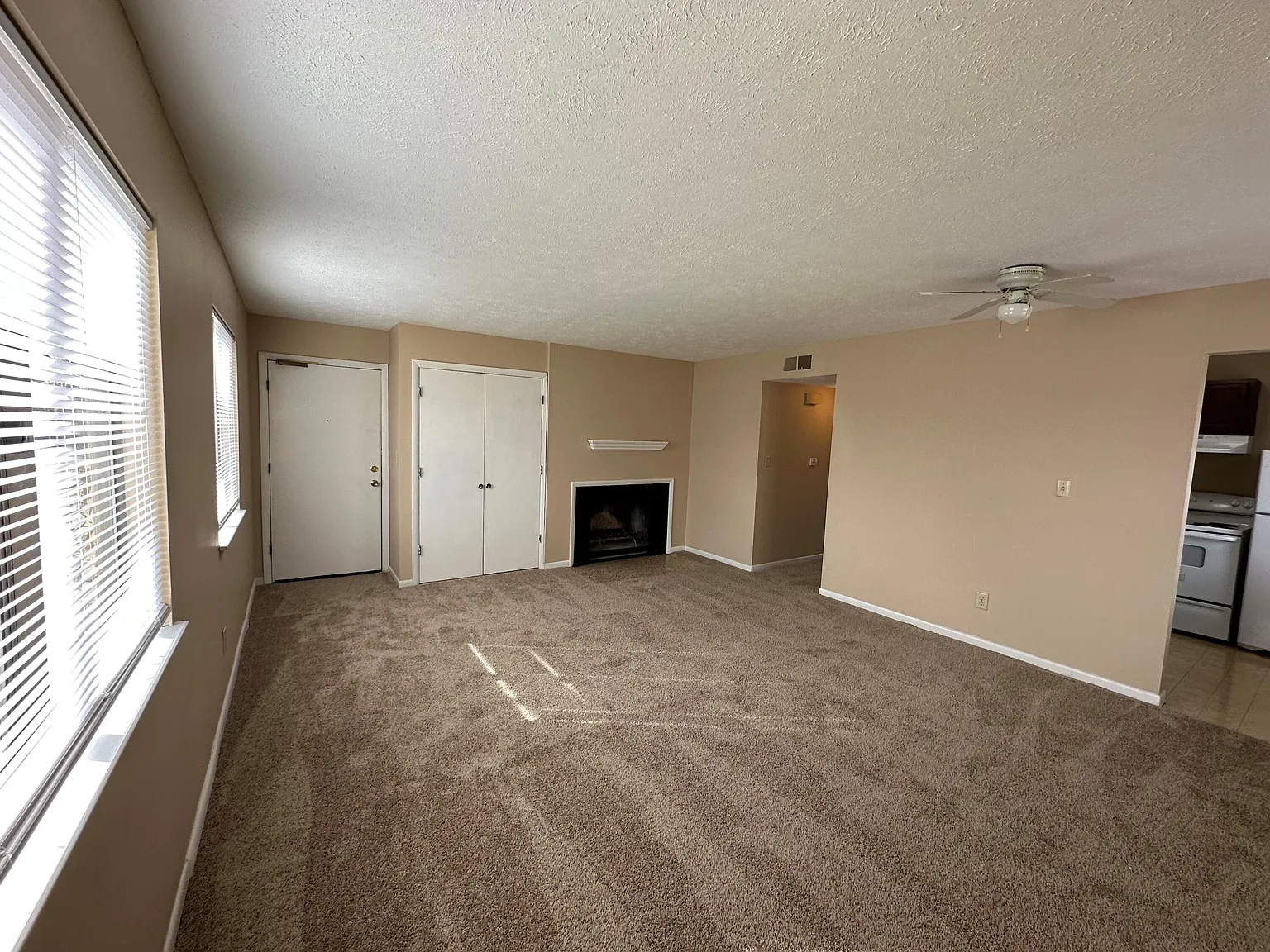 2 bed, 1.0 bath, $950 — Photo 4