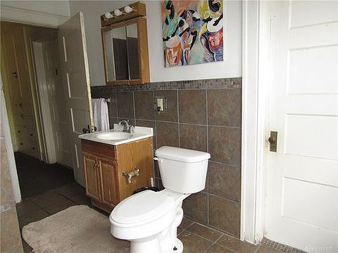 5th image of 915 W Grand Ave