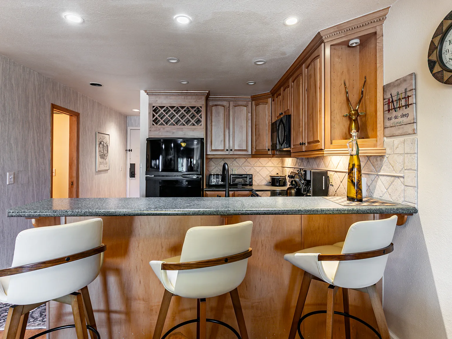 2 bed, 1195 sqft, $4,230 — Photo 3