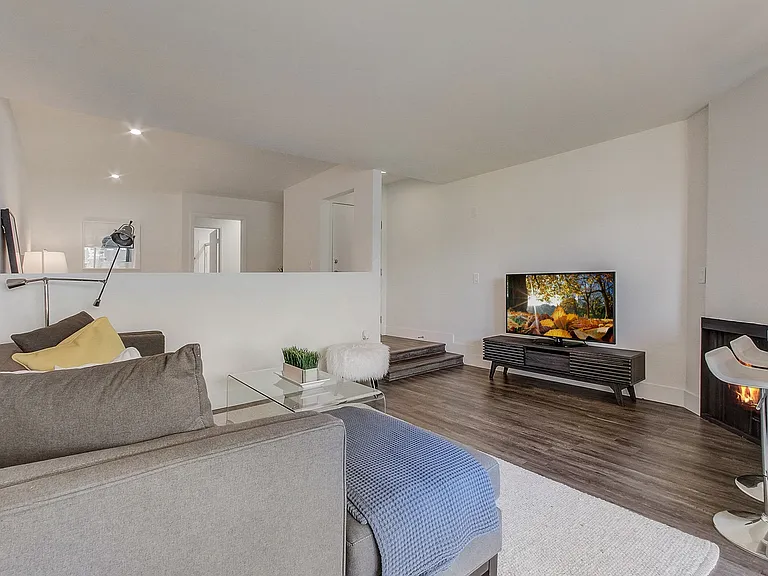 Kingsley Tower Apartments — Photo 9