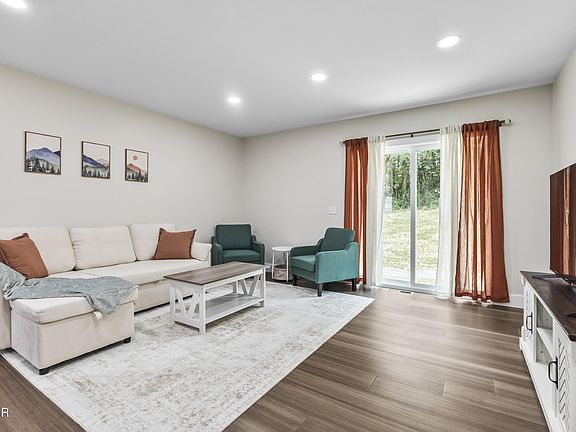 2nd image of 1435 A M King Way