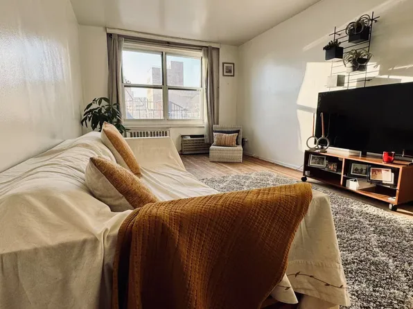 142-05 Roosevelt Avenue image 4 of 12