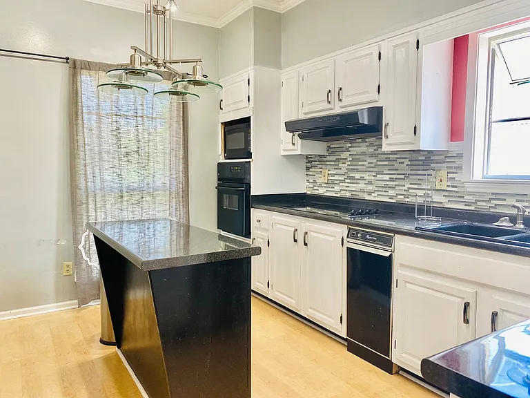 5 Heatherstone Dr — Photo 4