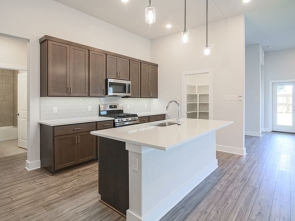4th image of 917 Hawthorn Ln