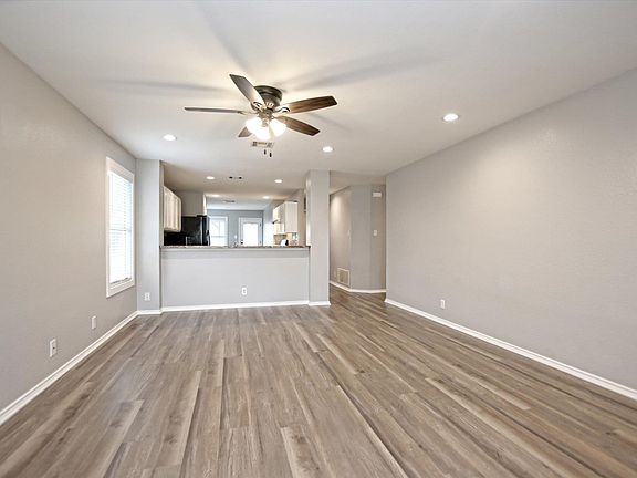 5th image of 400 Ashbury Dr