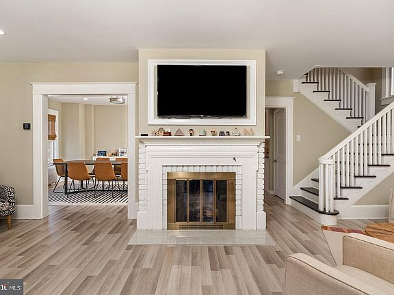 3rd image of 4053 Nottingham Way