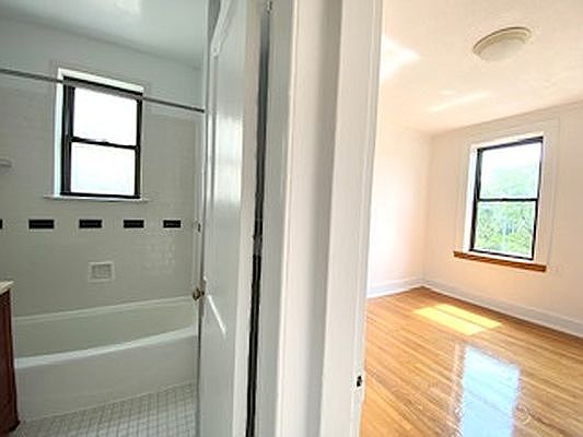 5th image of 21-38 Crescent St #C7