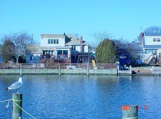 34 Manor Ln, Copiague, NY 11726