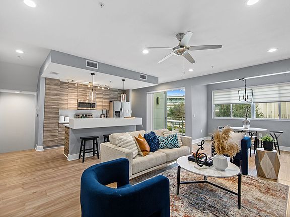 5th image of 604 N Bluff Dr Unit 204
