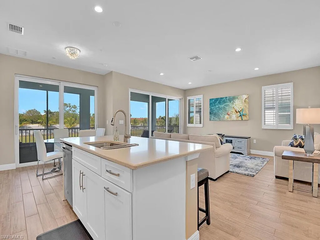 3 bed, 2.0 bath, 1660 sqft, $6,000 — Photo 4
