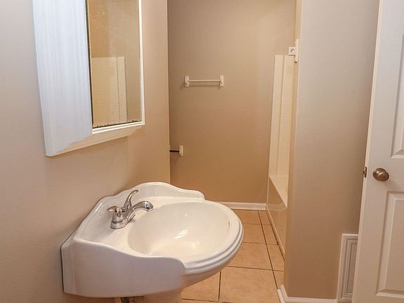 4th image of 424 Fleming Dr