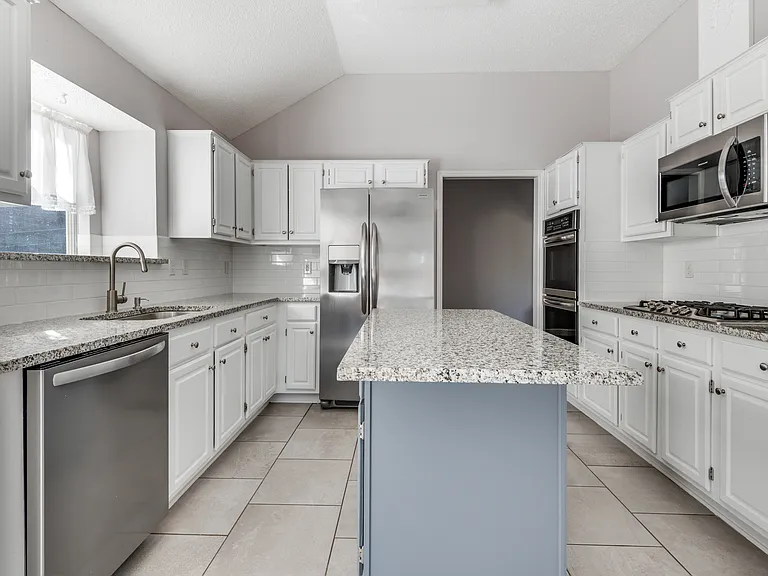 2608 Glenridge Dr — Photo 4