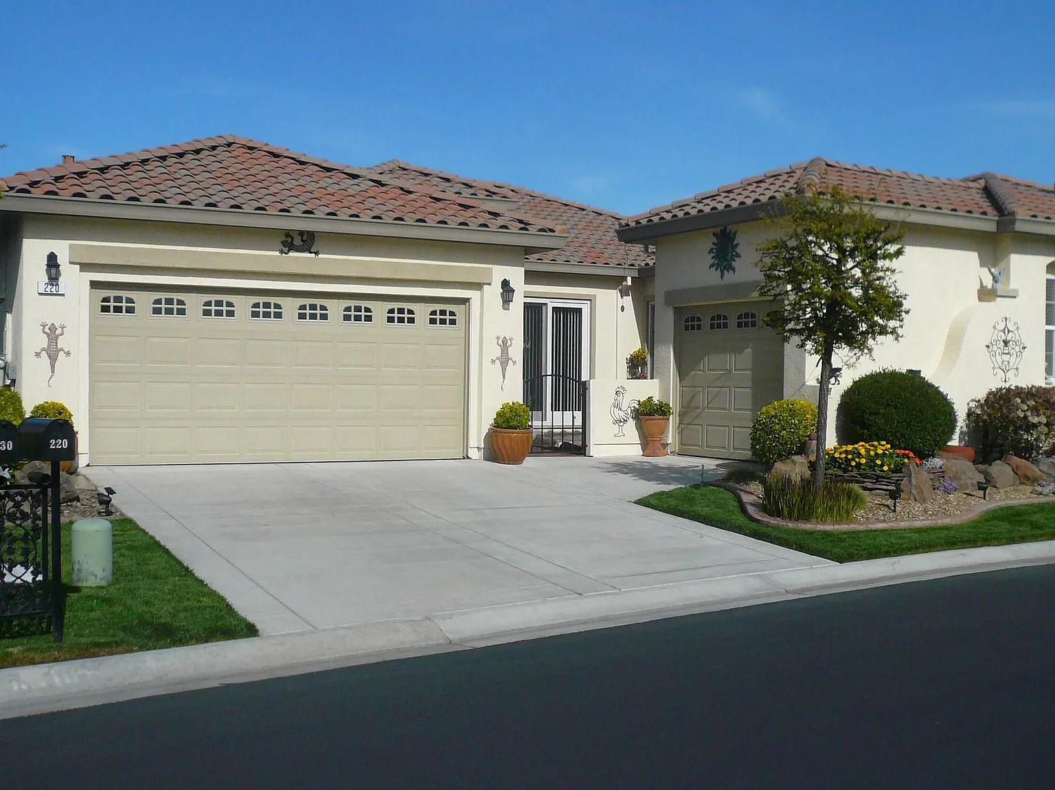 220 Southern Hills Dr photo 1