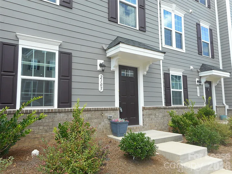 2105 Autumn Olive Ln — Photo 2