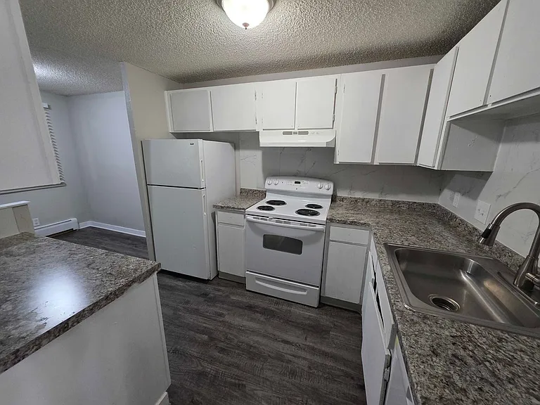 Sunstone Apartments — Photo 26