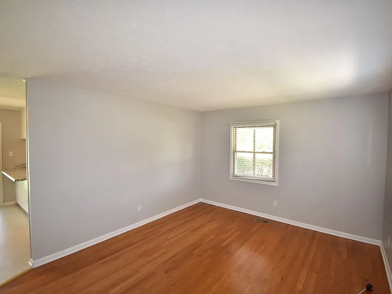 328 Desmond Dr — Photo 3