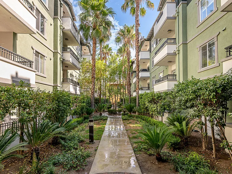 Atrio Burbank Apartments — Photo 19