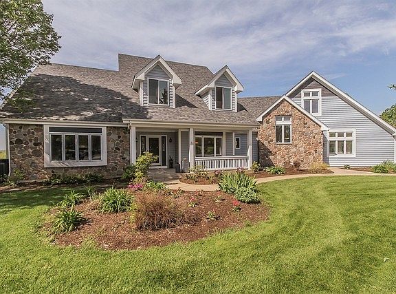 3rd image of 6717 Linden Ln