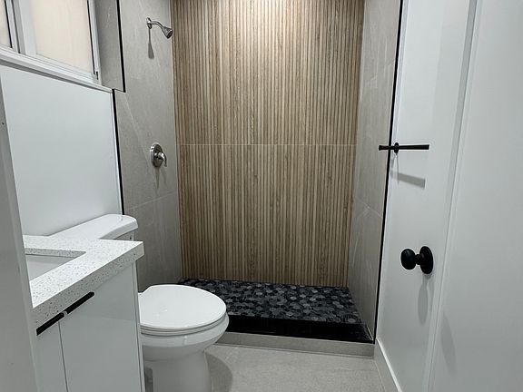 4th image of 180 W 21st St #180