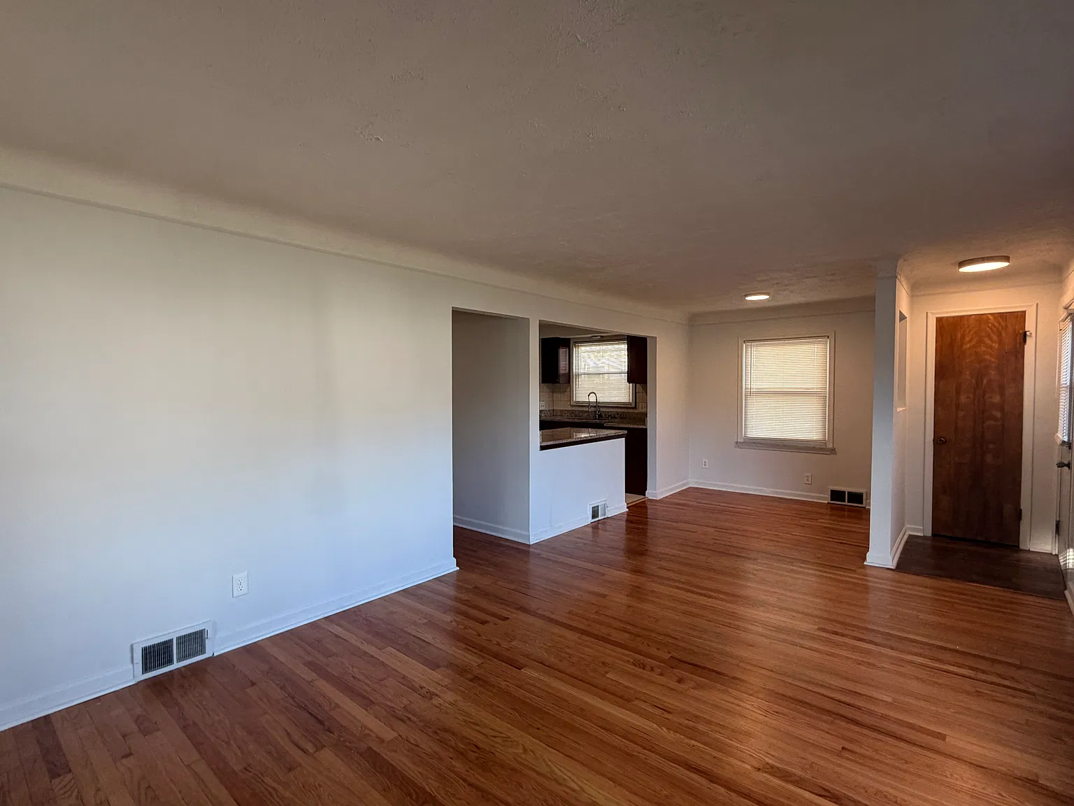 3 bed, 1014 sqft, $1,500 — Photo 3