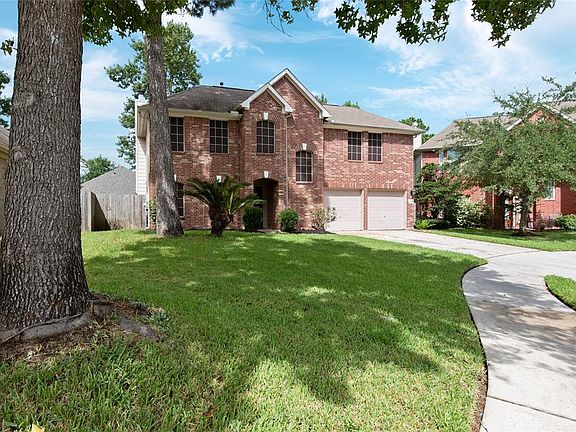 Double Wide Driveway and home positioned at the end of the cul-de-sac.